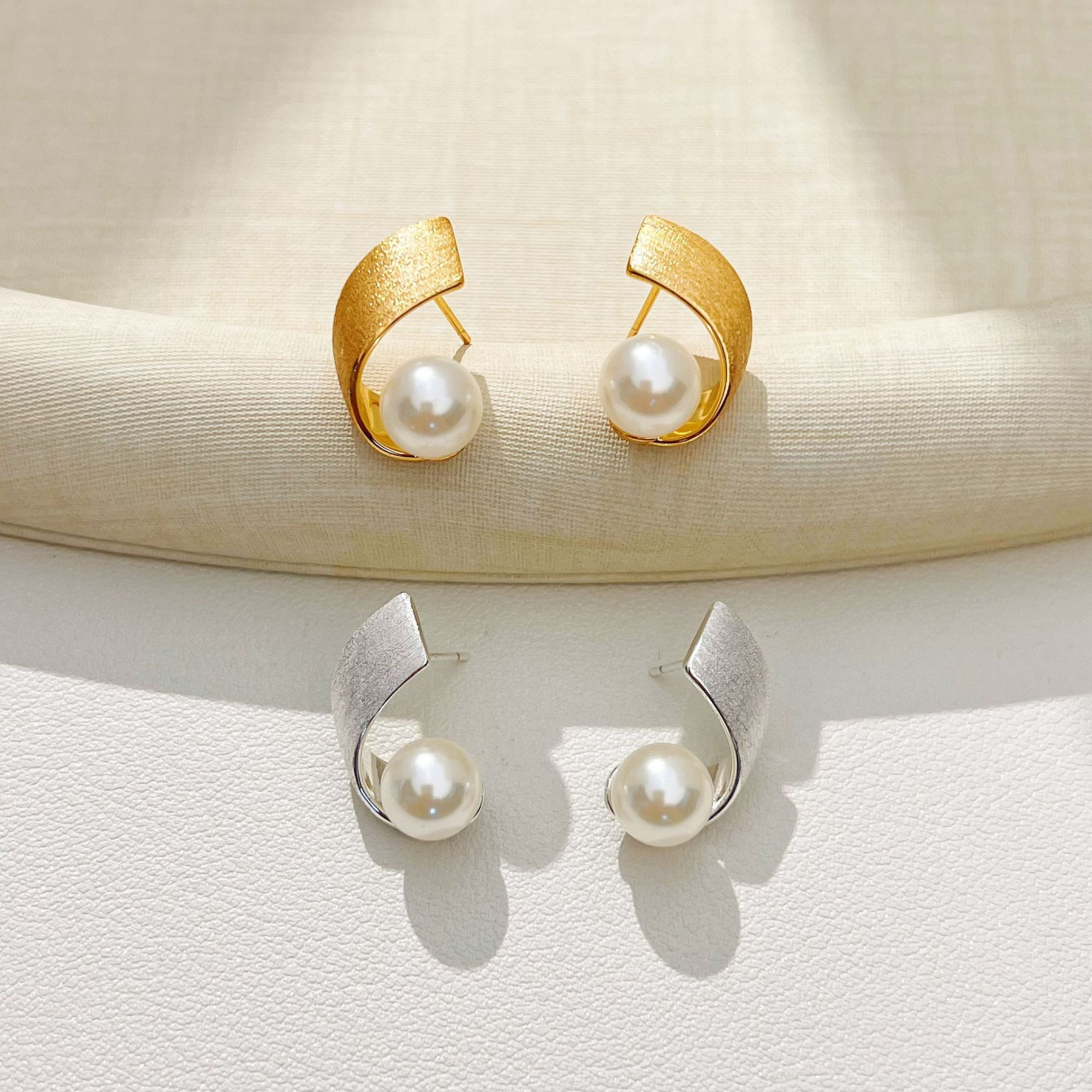 Minimalist Pearl Earrings — Soft Elegance, Effortlessly Worn