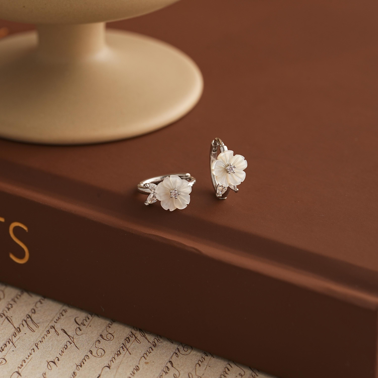 Mother of Pearl Flower Hoop Earrings (2 PCS)