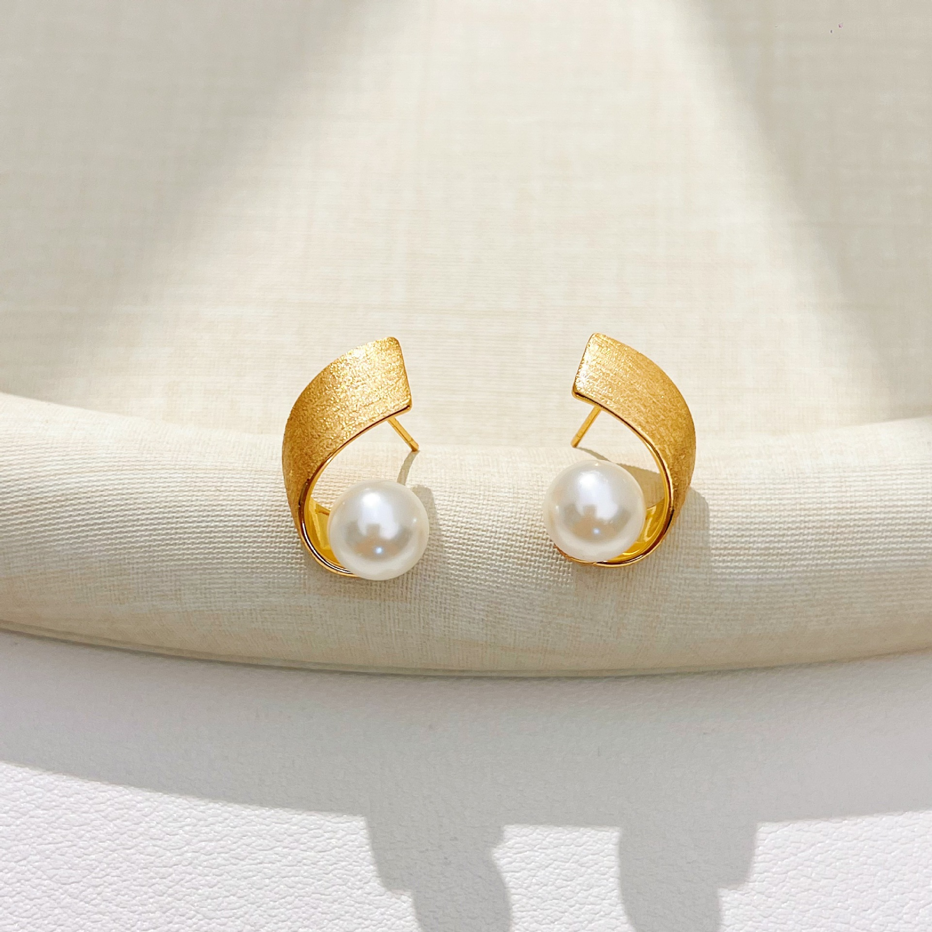 Minimalist Pearl Earrings — Soft Elegance, Effortlessly Worn