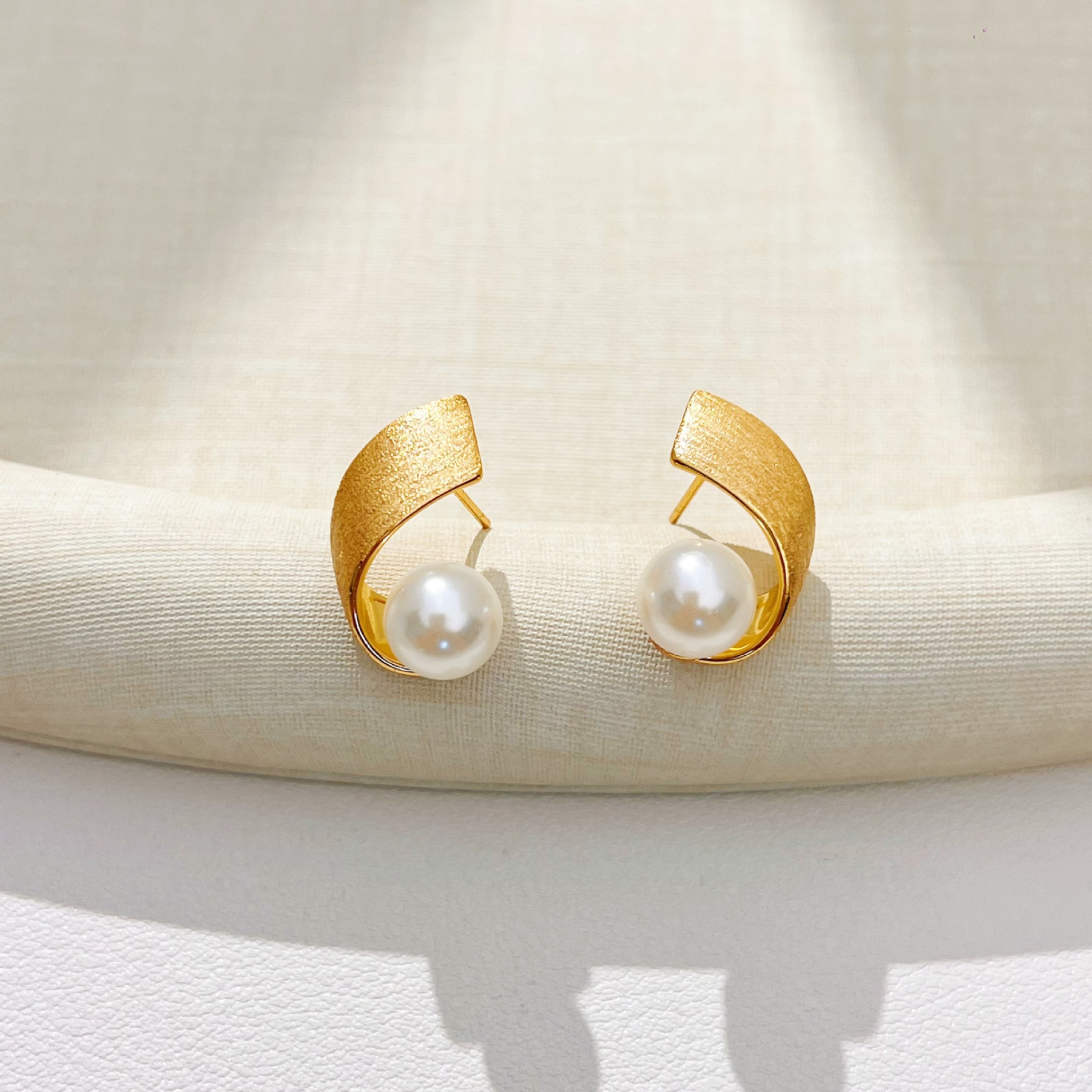 Minimalist Pearl Earrings — Soft Elegance, Effortlessly Worn