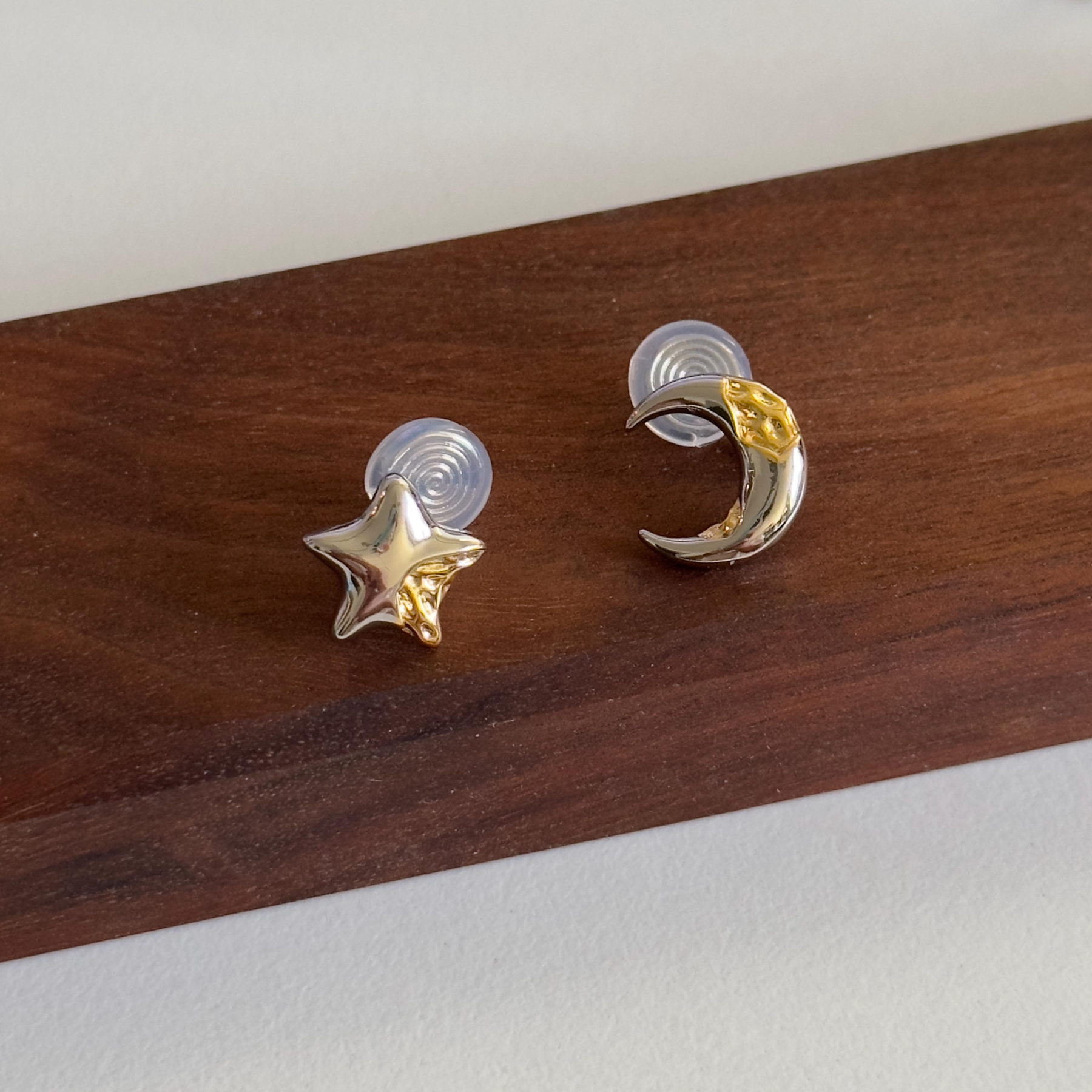 Mismatched Star and Moon Earrings (2 PCS)