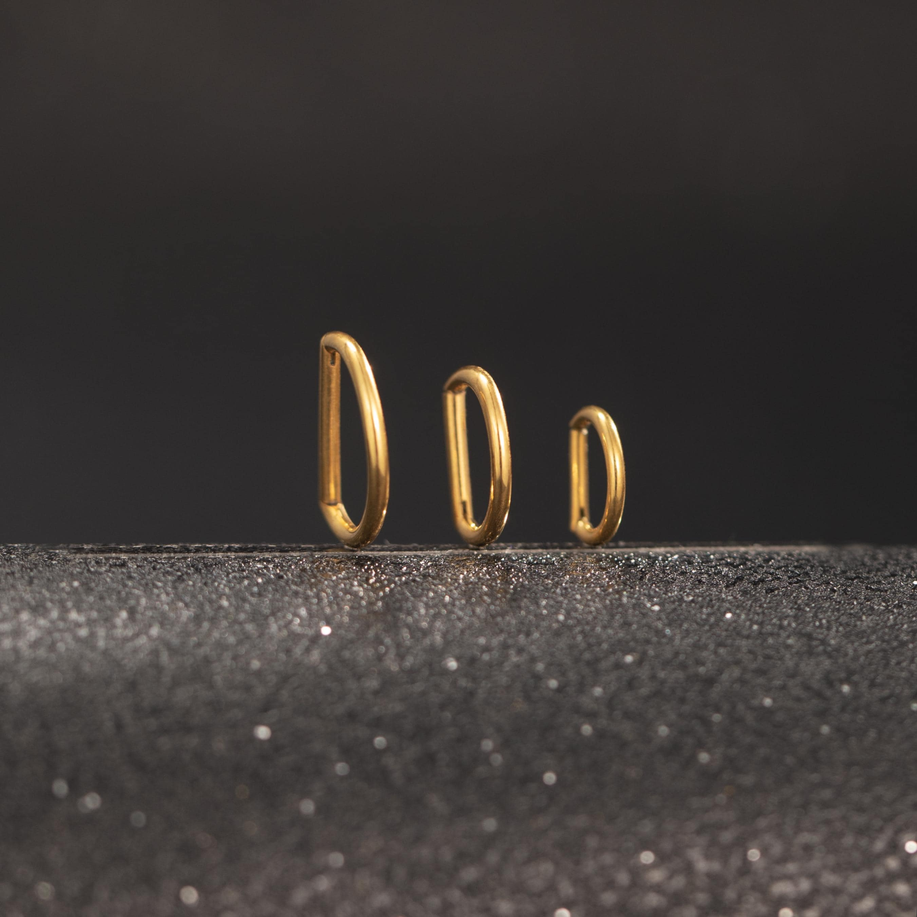 D-Shaped Hinged Hoop Earrings — Minimal Curves for Everyday Stacking
