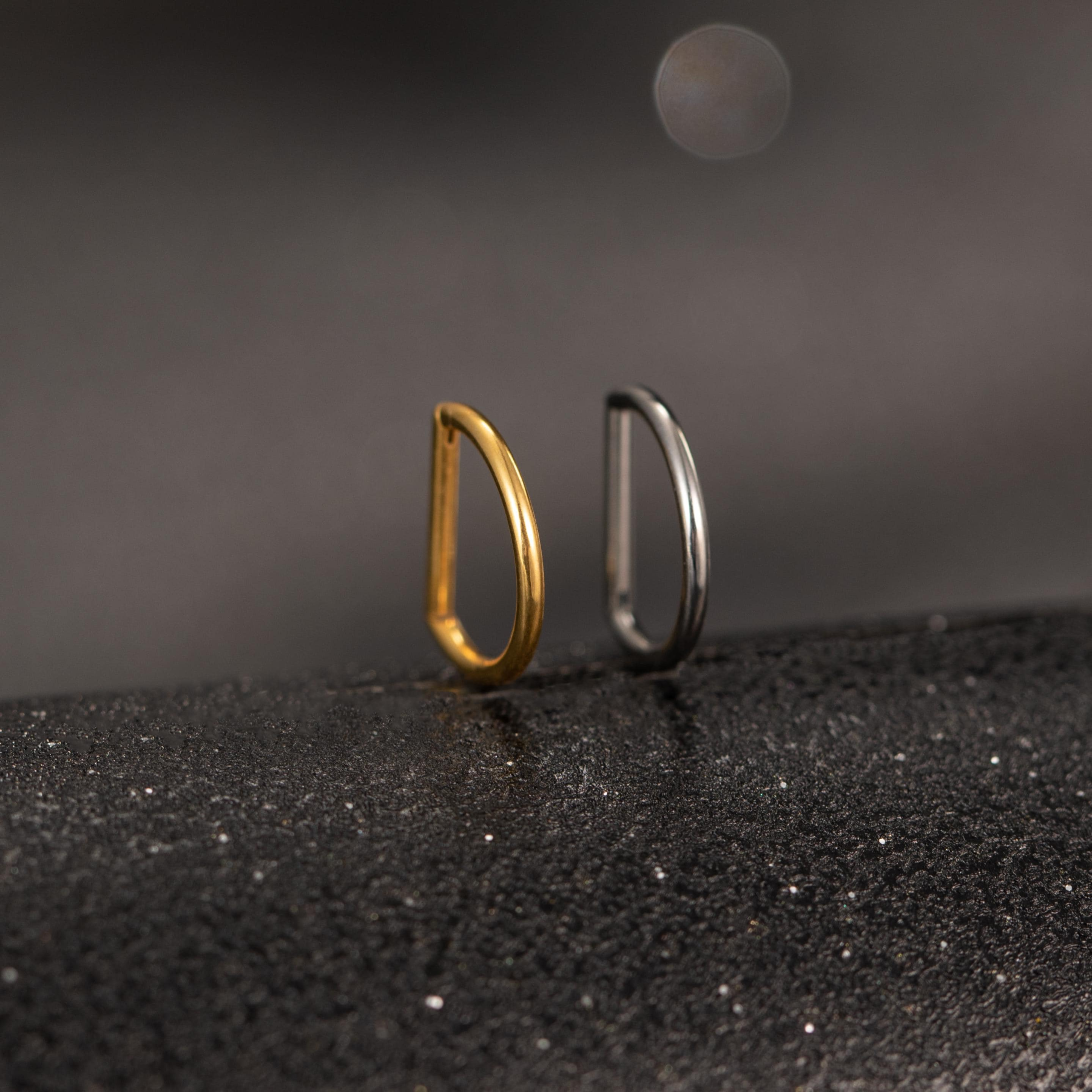 D-Shaped Hinged Hoop Earrings — Minimal Curves for Everyday Stacking