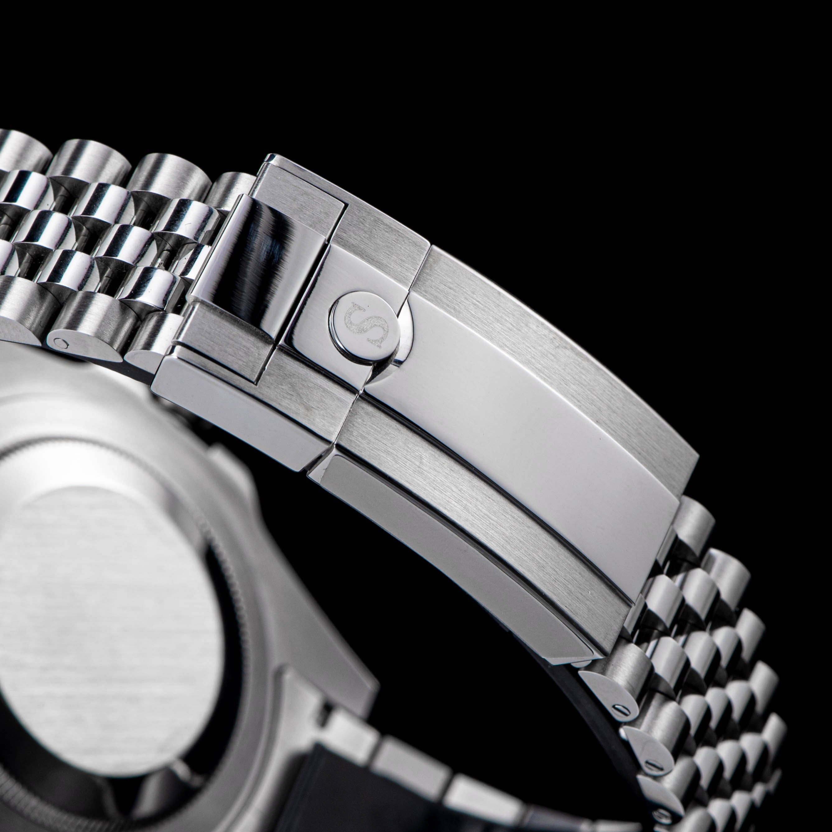 GMT DIVER'S SU126710BLRO V2 Red & Blue Bezel-TIME.SHOP