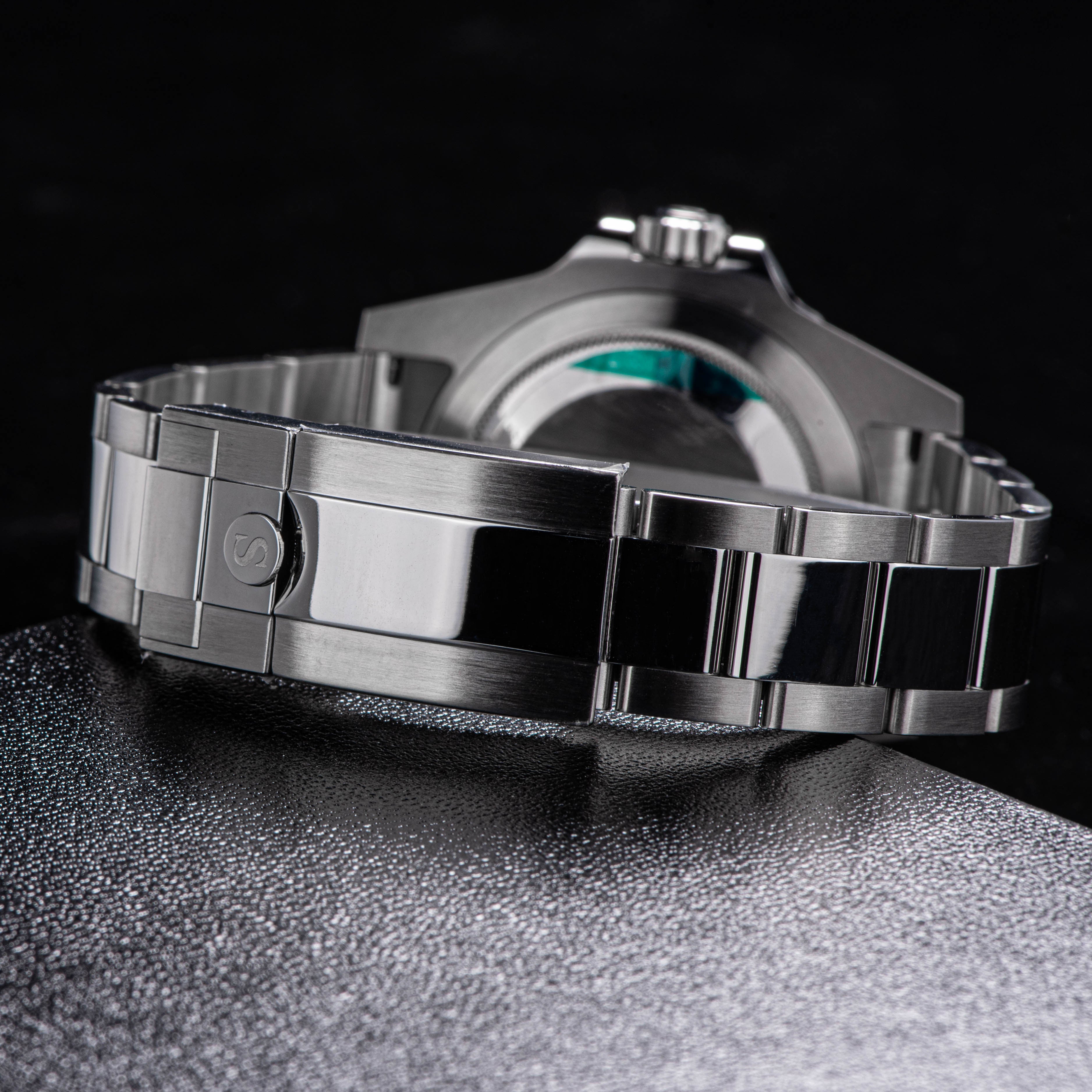 GMT DIVER'S SU126710BLRO V2 Red & Blue Bezel-TIME.SHOP