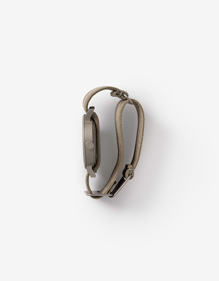 MAVEN WATCH: MUS-03 KHAKI P 34MM-TIME.SHOP