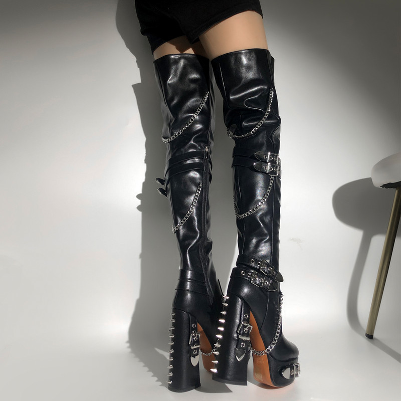 Overknee Stiefel mit Schnallenriemen und Plateausohle und Nieten