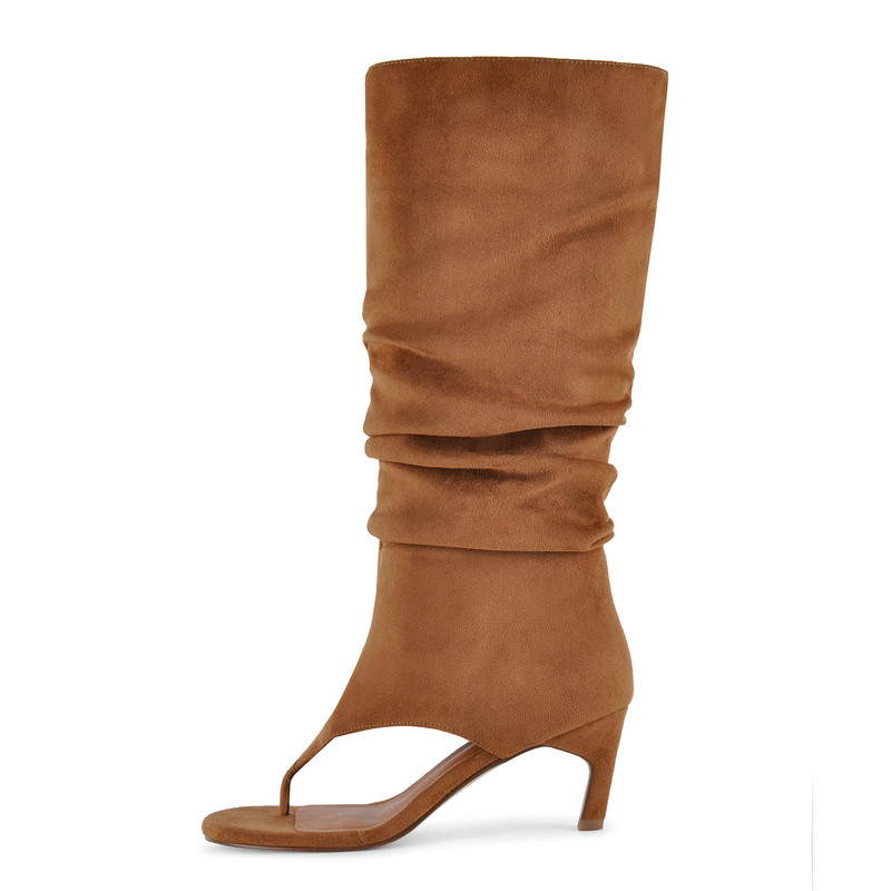 Stiefel aus Wildleder mit runder Spitze und niedrigem Absatz
