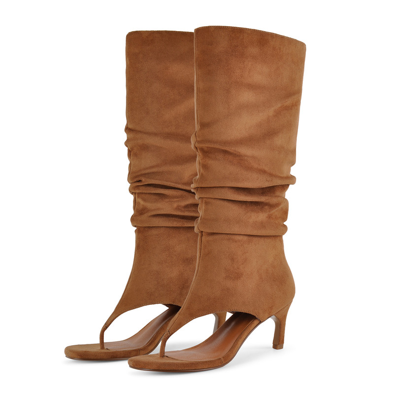 Stiefel aus Wildleder mit runder Spitze und niedrigem Absatz