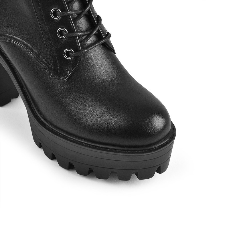 Lackleder Schnürstiefel mit Plateau