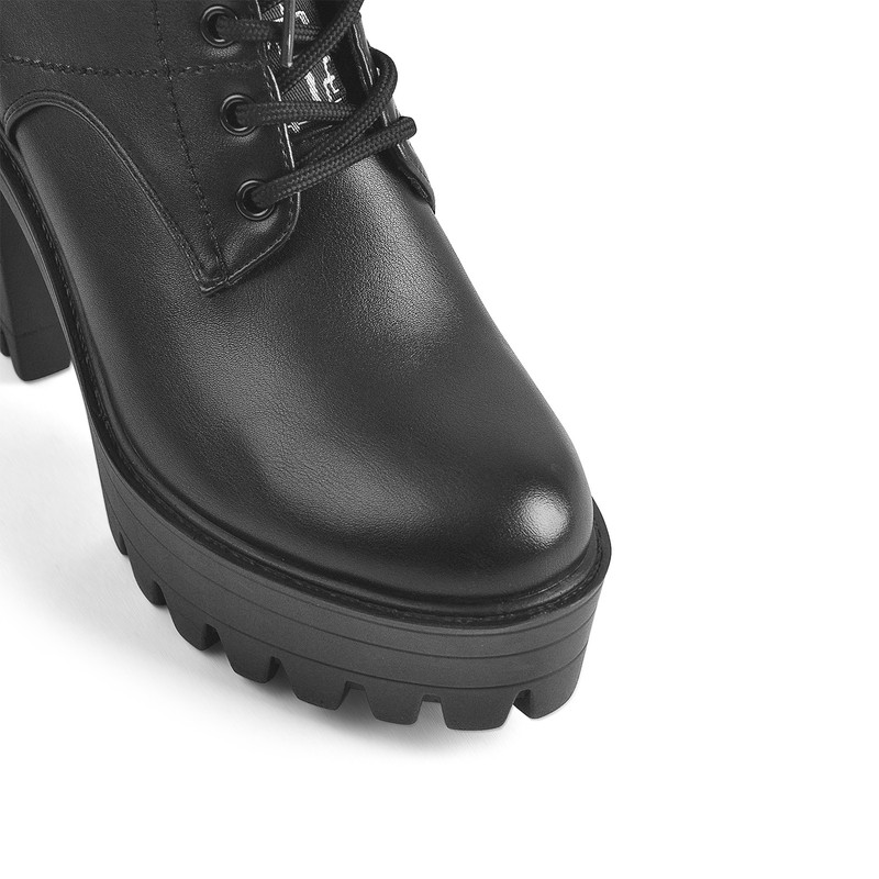 Stiefeletten mit Plateau und Schnürsenkel