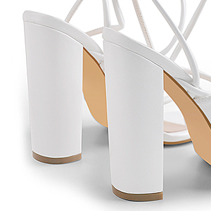 Fesselriemen Sandalen mit klobigen High Heels