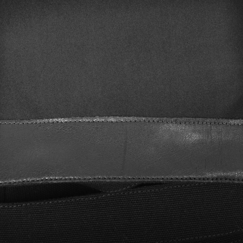 Stiefel mit spitzer Zehe und Schnallenriemen über dem Knie