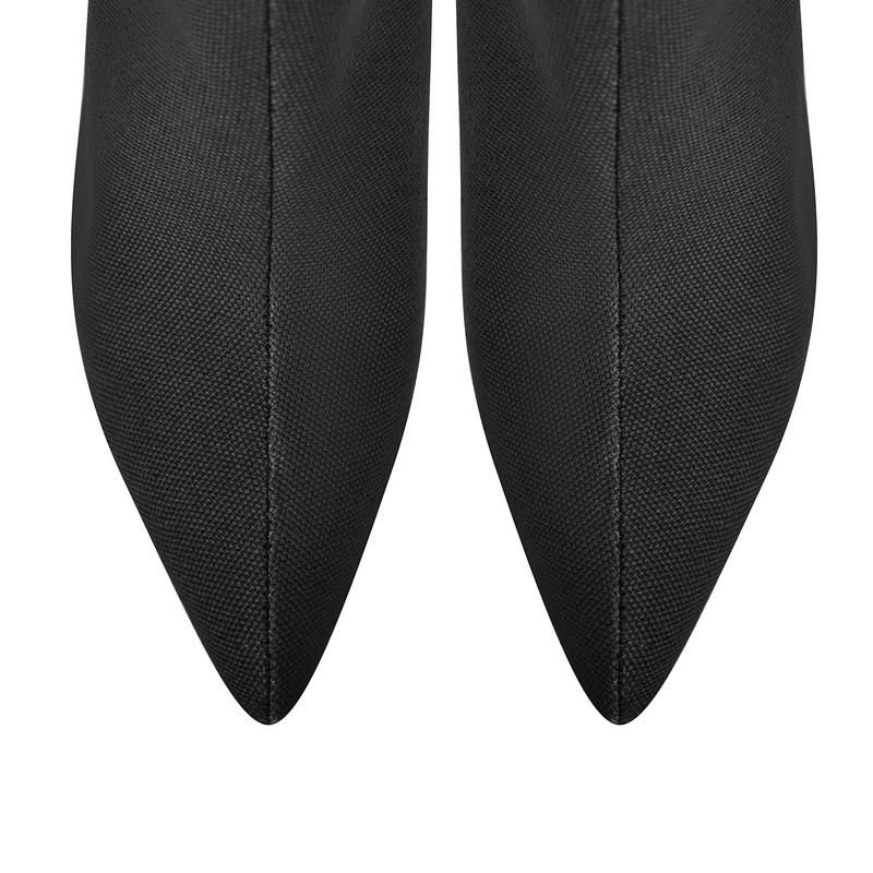 Stiefel mit spitzer Zehe und Schnallenriemen über dem Knie