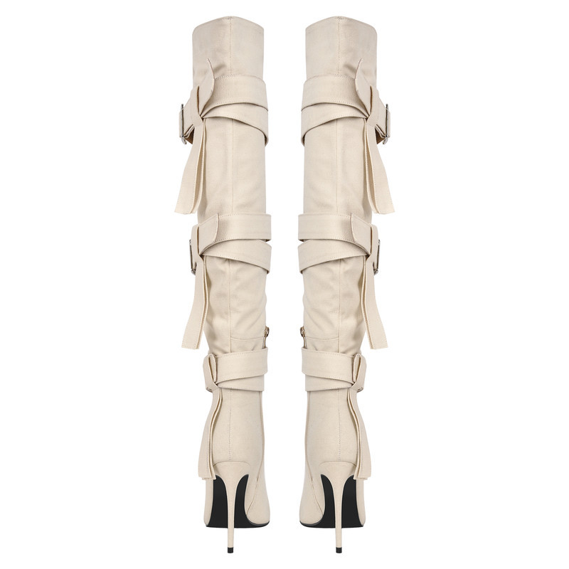 Stiefel mit spitzer Zehe und Schnallenriemen über dem Knie