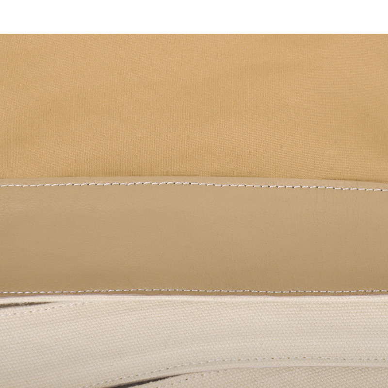 Stiefel mit spitzer Zehe und Schnallenriemen über dem Knie