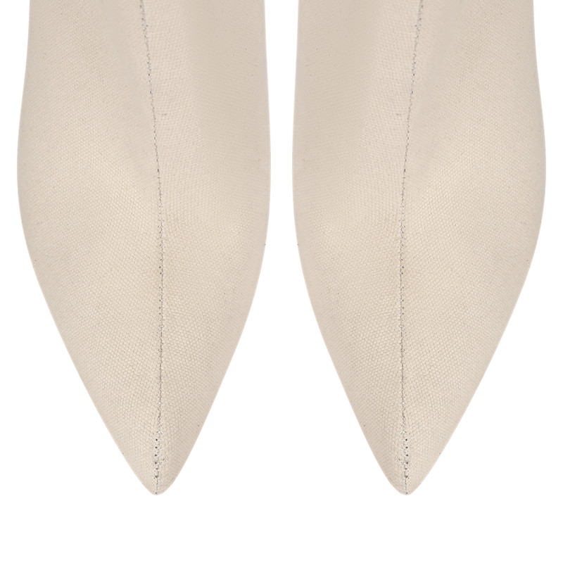 Stiefel mit spitzer Zehe und Schnallenriemen über dem Knie