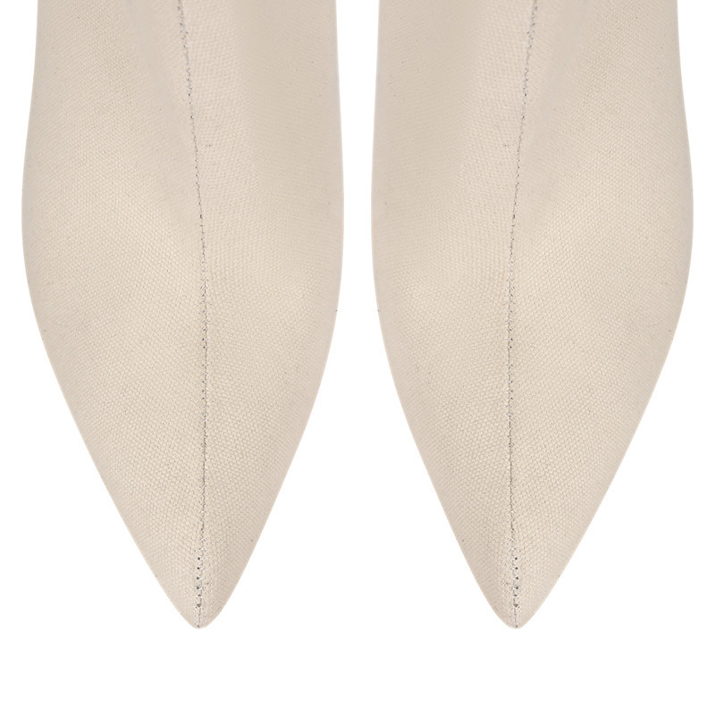 Stiefel mit spitzer Zehe und Schnallenriemen über dem Knie