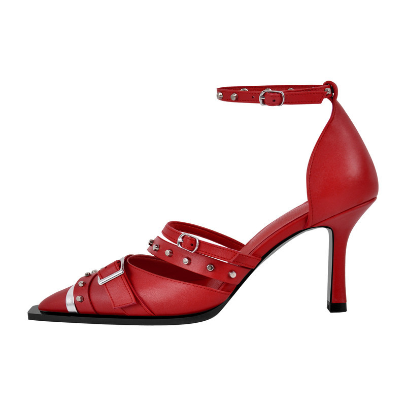 Pumps mit Nietenschnalle und Knöchelriemen