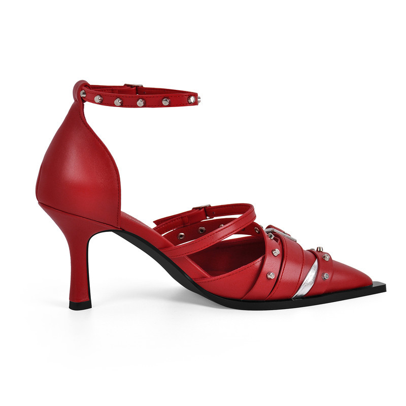 Pumps mit Nietenschnalle und Knöchelriemen