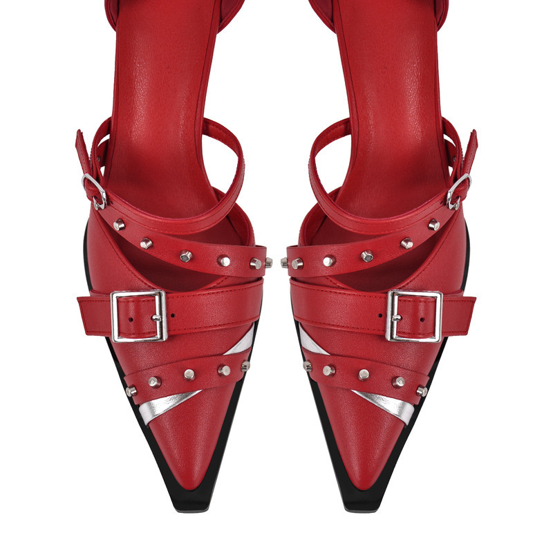 Pumps mit Nietenschnalle und Knöchelriemen