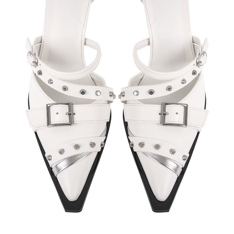 Pumps mit Nietenschnalle und Knöchelriemen