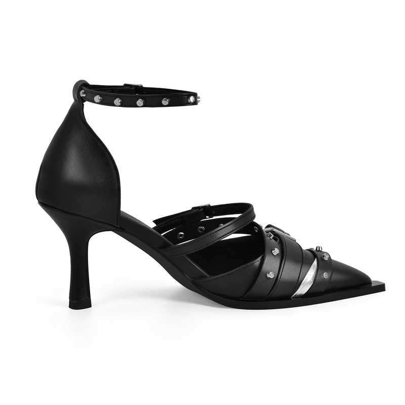 Pumps mit Nietenschnalle und Knöchelriemen