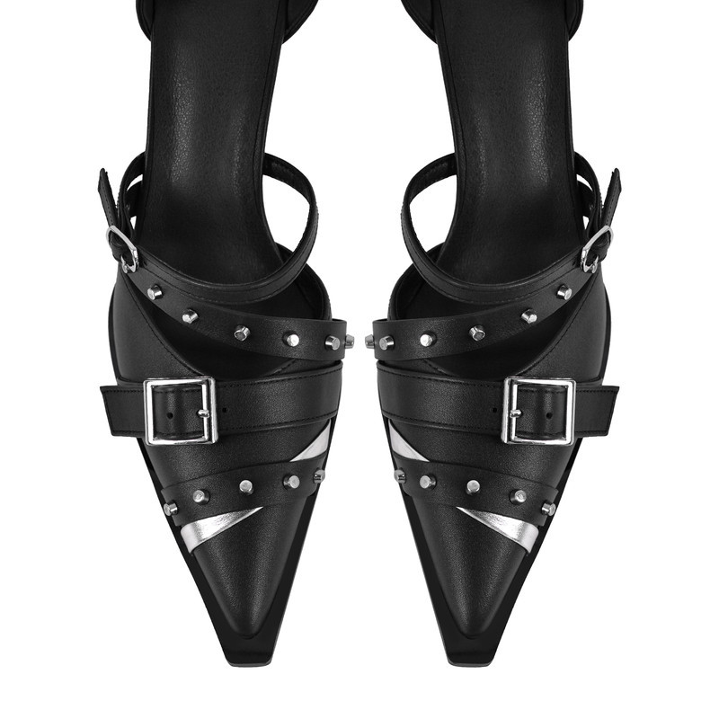 Pumps mit Nietenschnalle und Knöchelriemen