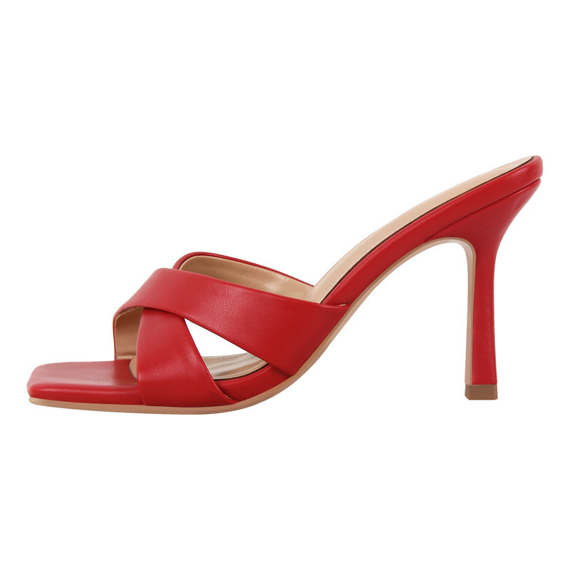 Sandalen mit quadratischer Zehenpartie und gekreuztem Riemen