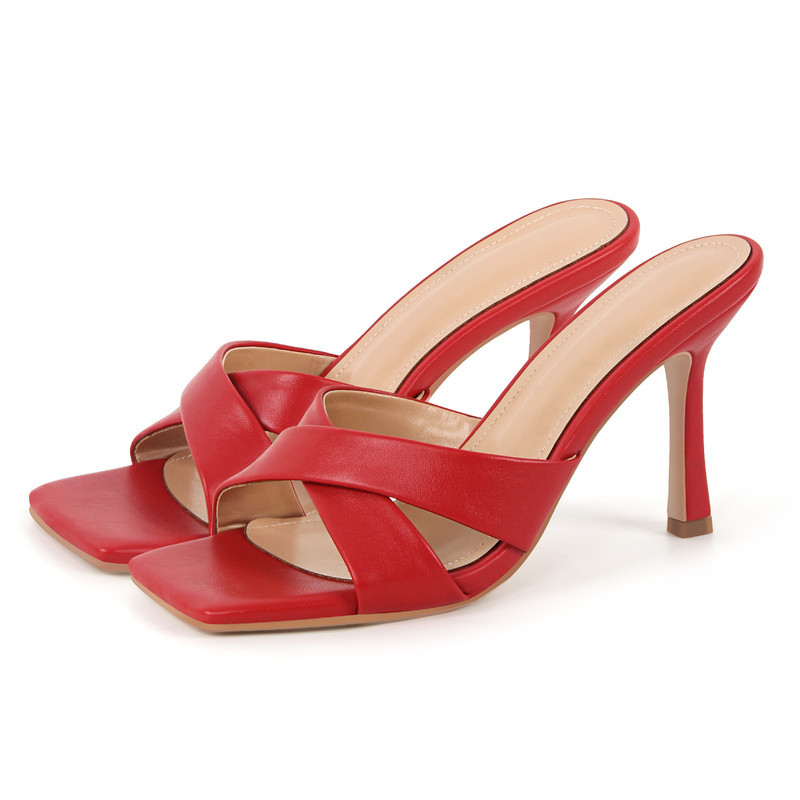 Sandalen mit quadratischer Zehenpartie und gekreuztem Riemen