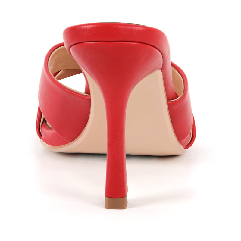 Sandalen mit quadratischer Zehenpartie und gekreuztem Riemen