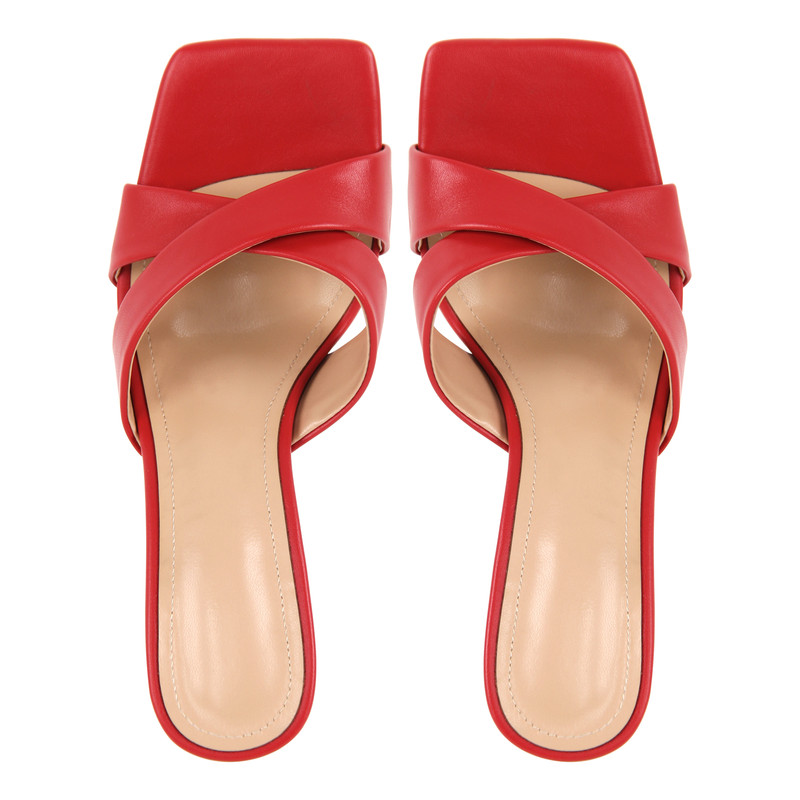 Sandalen mit quadratischer Zehenpartie und gekreuztem Riemen