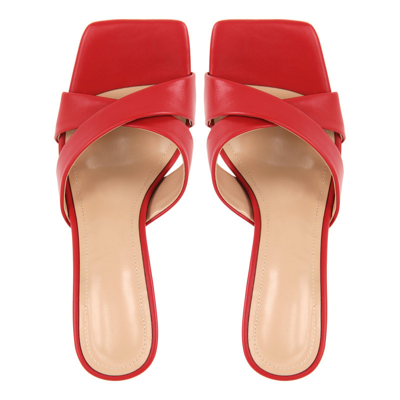 Sandalen mit quadratischer Zehenpartie und gekreuztem Riemen