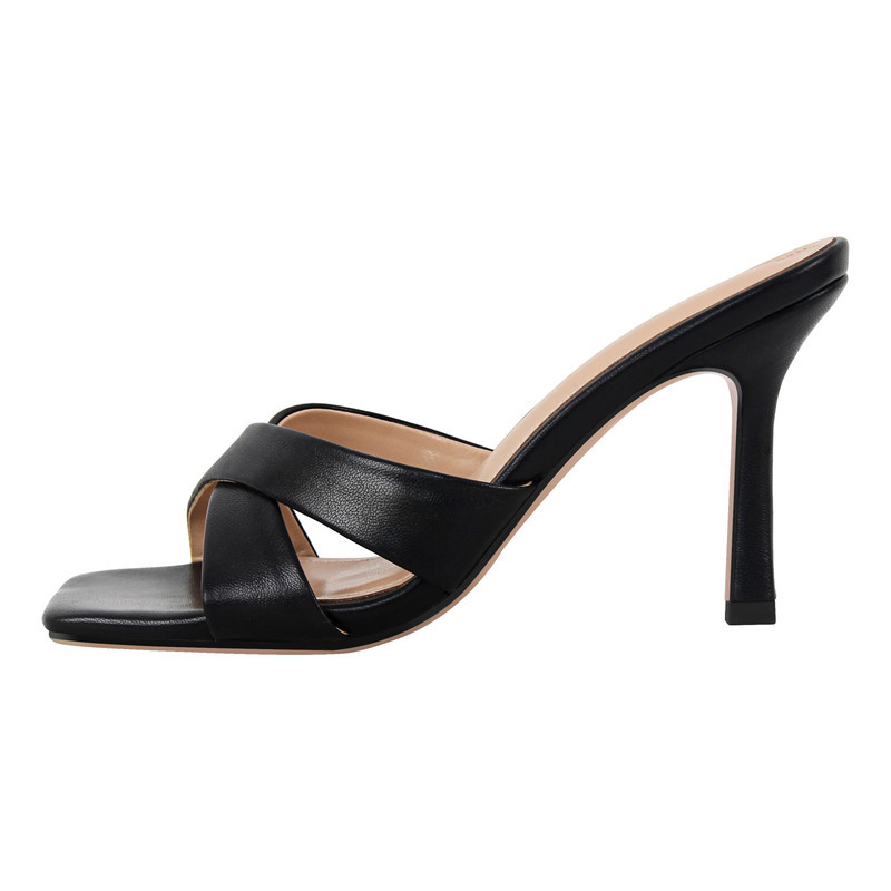 Sandalen mit quadratischer Zehenpartie und gekreuztem Riemen