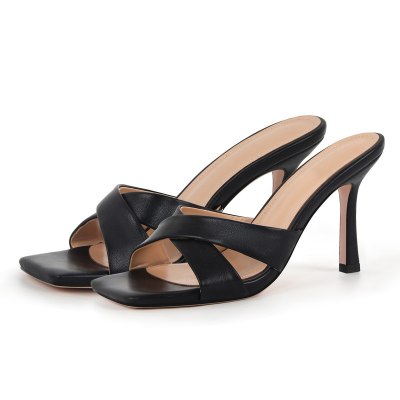 Sandalen mit quadratischer Zehenpartie und gekreuztem Riemen
