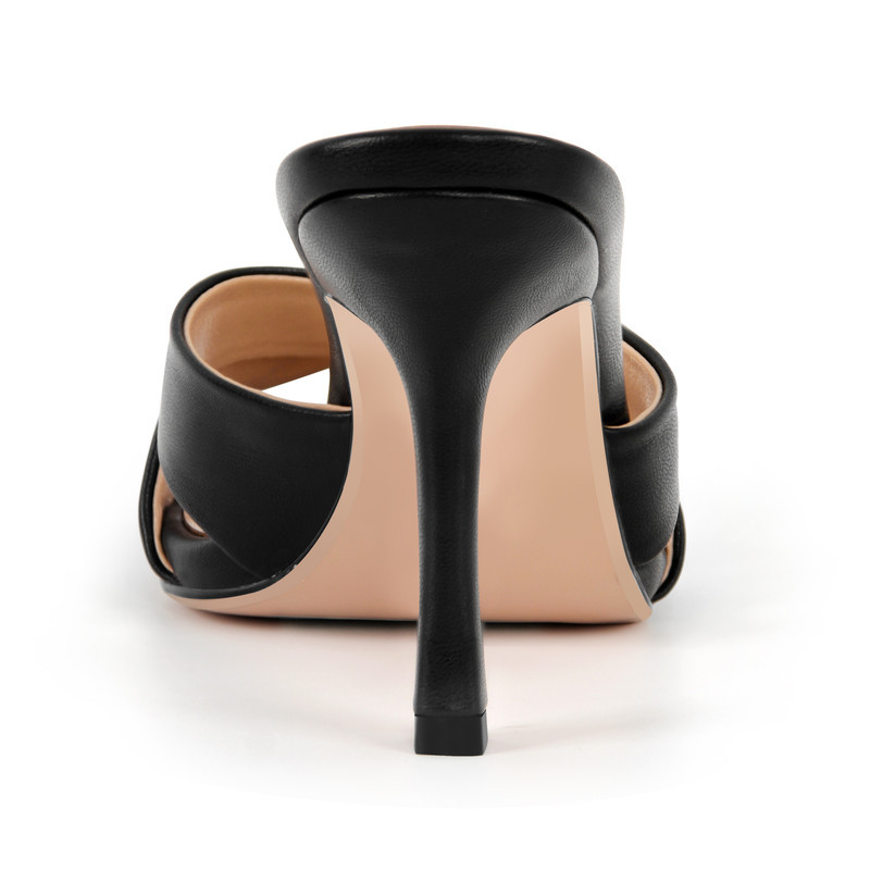 Sandalen mit quadratischer Zehenpartie und gekreuztem Riemen