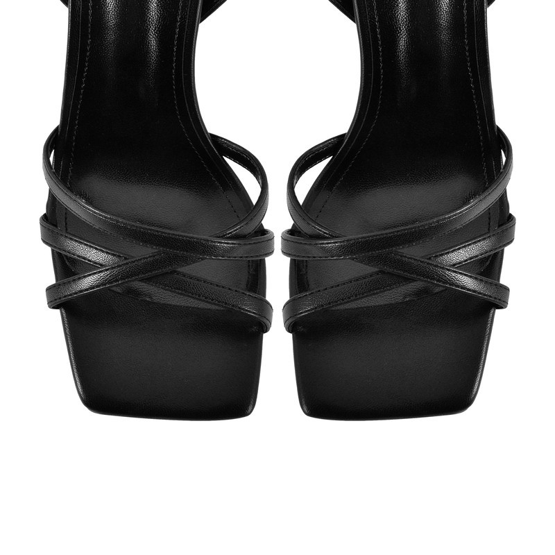 Sandalen mit Stilettoabsatz und Fesselriemchen
