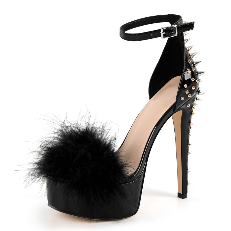 Sandalen mit Plateau und Nieten im Stiletto Stil
