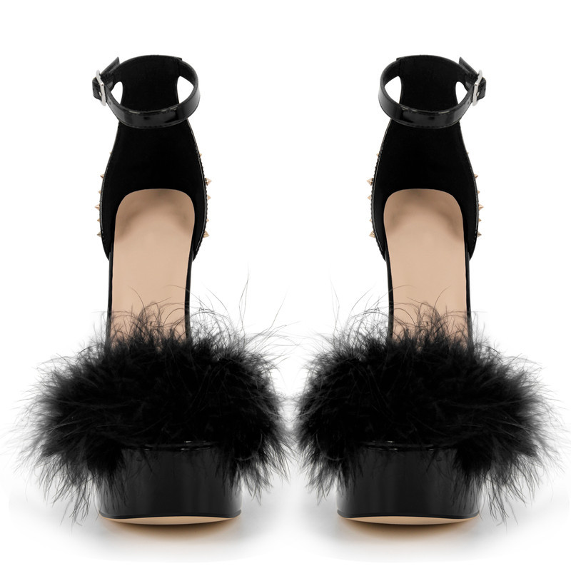 Sandalen mit Plateau und Nieten im Stiletto Stil