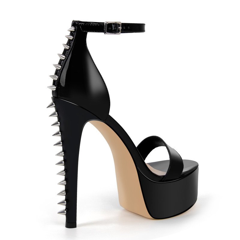 Sandalen mit Plateau und Nieten im Stiletto Stil