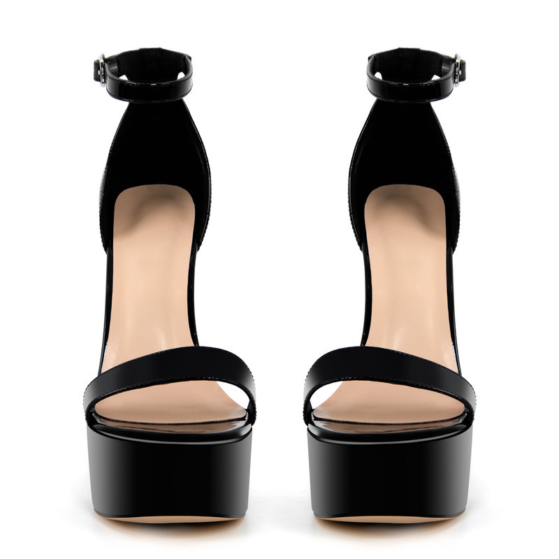 Sandalen mit Plateau und Nieten im Stiletto Stil