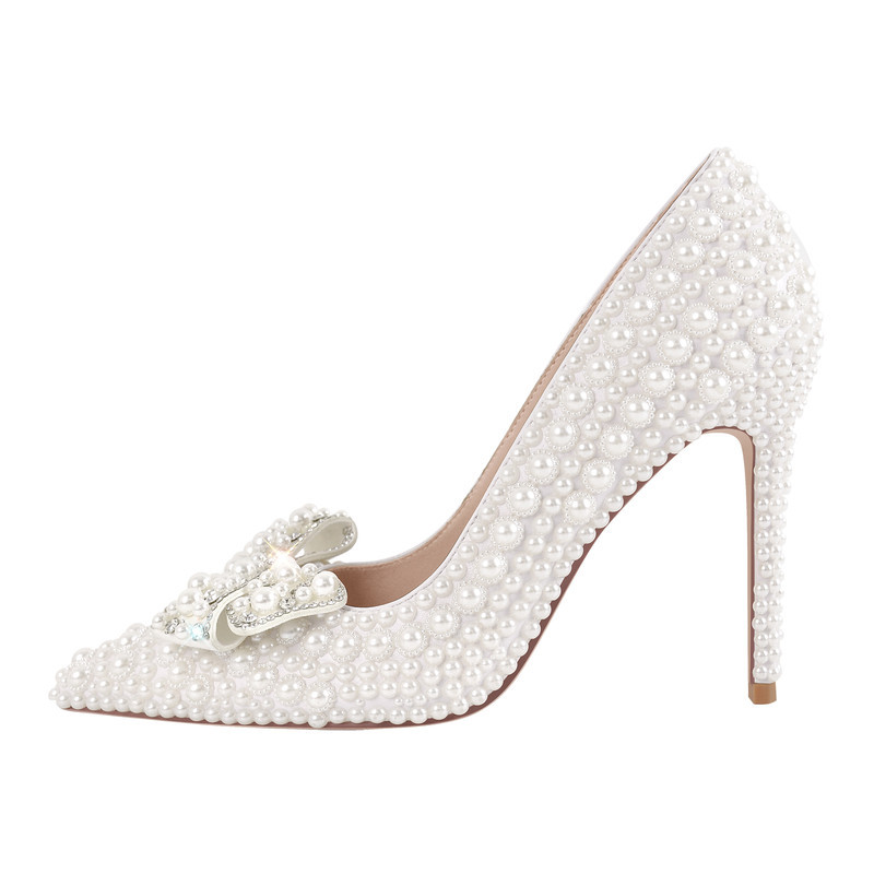 Weiße High Heel Schuhe mit Perlen - Dekoration und Schleife