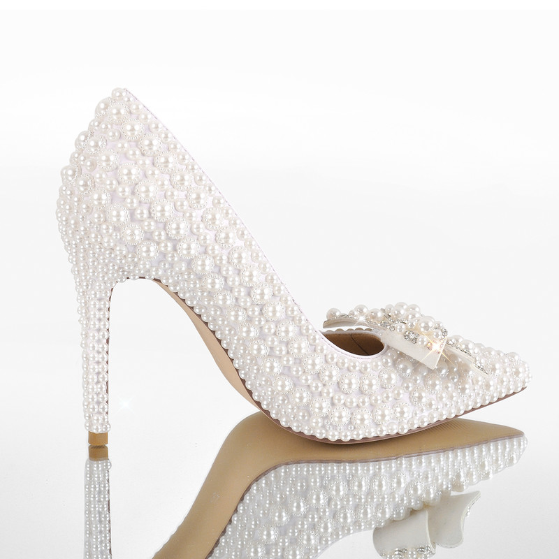 Weiße High Heel Schuhe mit Perlen - Dekoration und Schleife