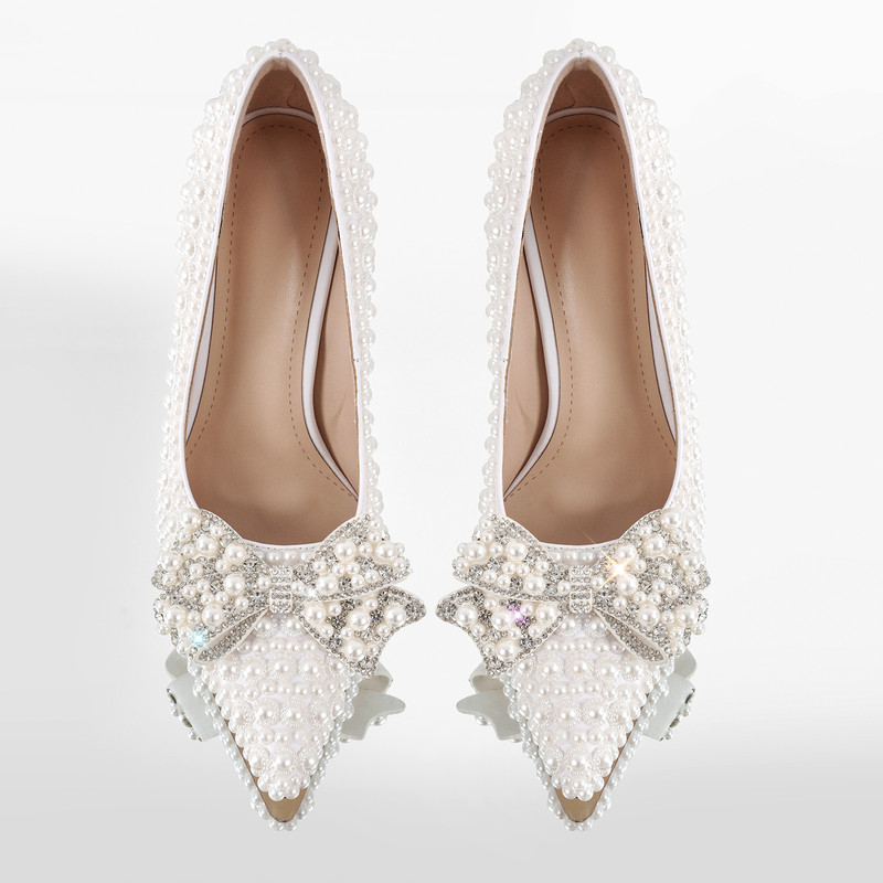 Weiße High Heel Schuhe mit Perlen - Dekoration und Schleife