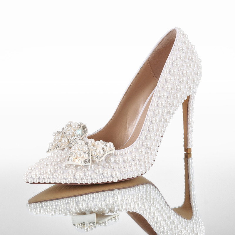 Weiße High Heel Schuhe mit Perlen - Dekoration und Schleife