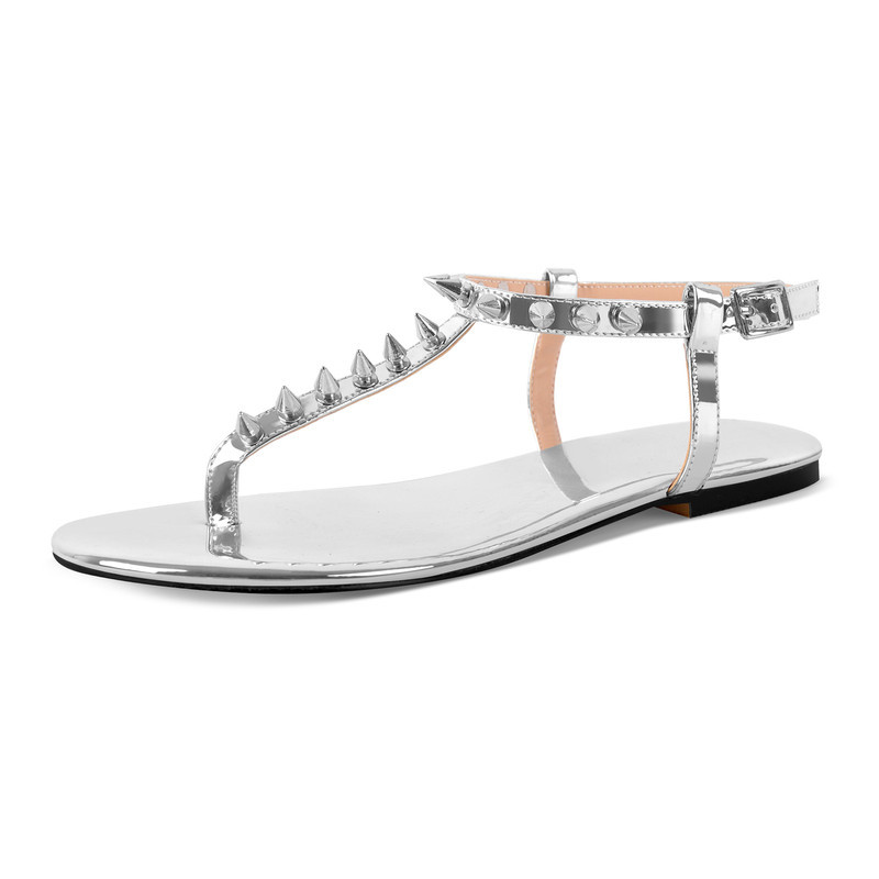 Hausschuhe mit Clip-On-Zehenpartie und Nieten