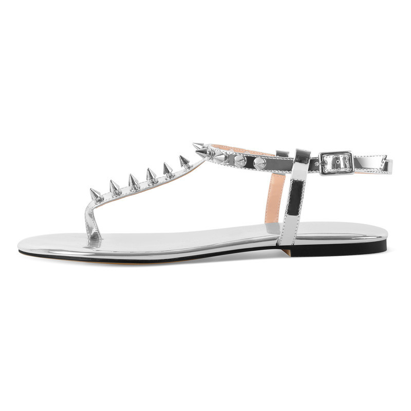 Hausschuhe mit Clip-On-Zehenpartie und Nieten