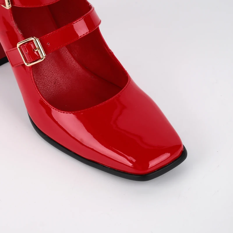 Pumps mit eckiger Zehenpartie und mehreren Schnallenriemen