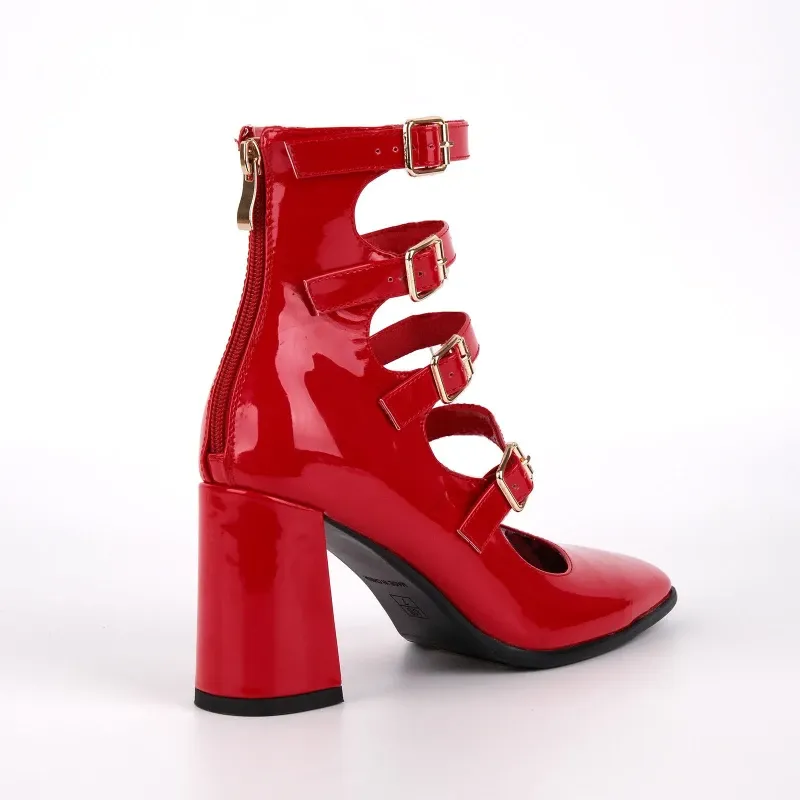 Pumps mit eckiger Zehenpartie und mehreren Schnallenriemen