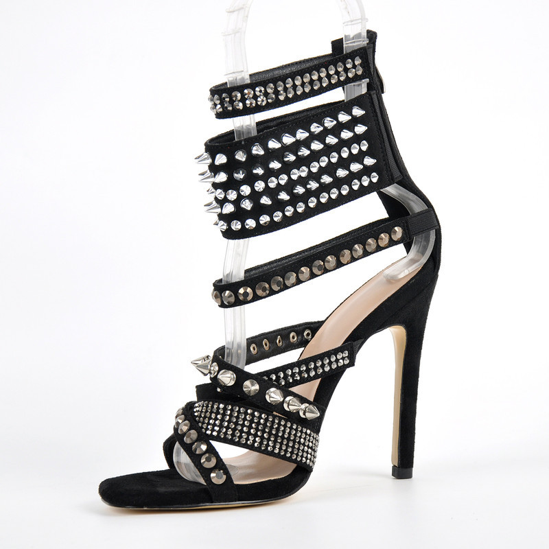 Stiletto Sandalen aus Wildleder und Diamantnieten